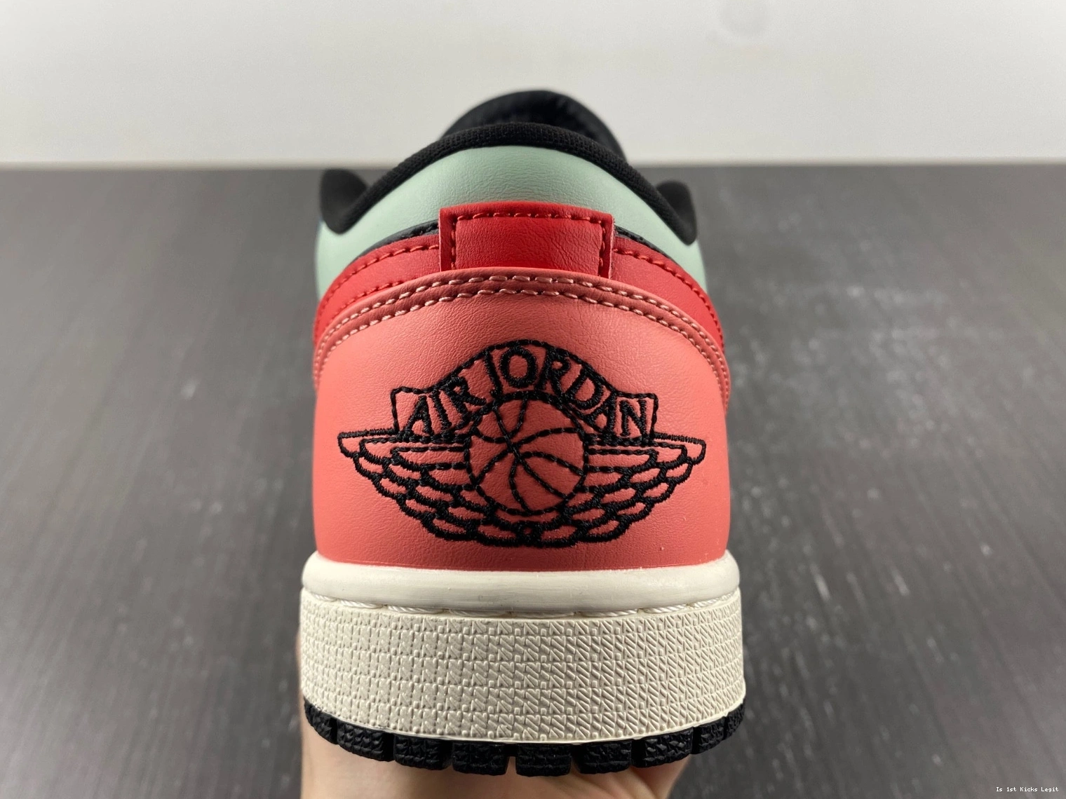 DN3739-060 Multi-Color Low (W) Black Jordan SE - Air 1 0109